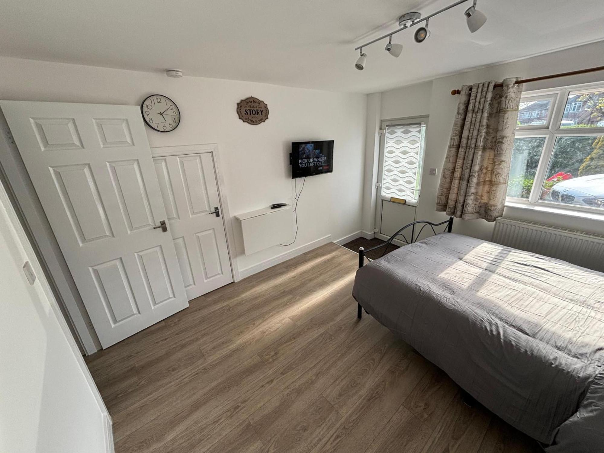 Modern & Cozy Gem - 10min To Center - Parking * York