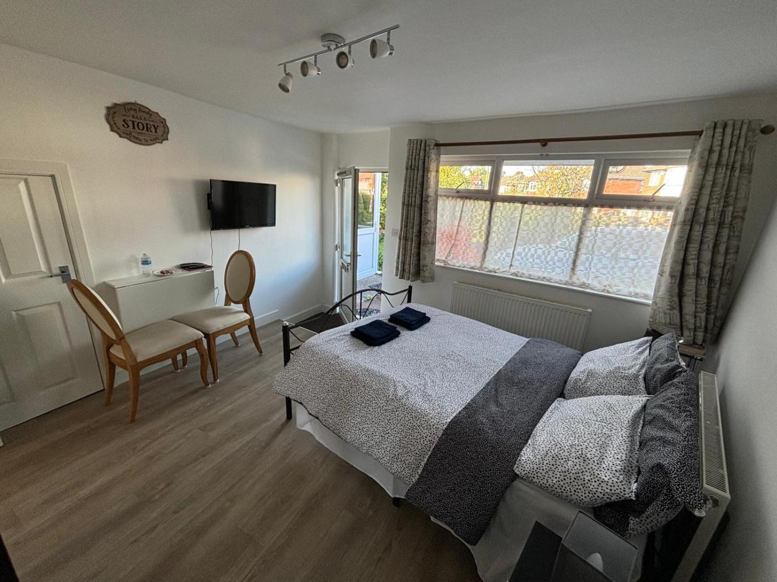 Modern & Cozy Gem - 10min To Center - Parking